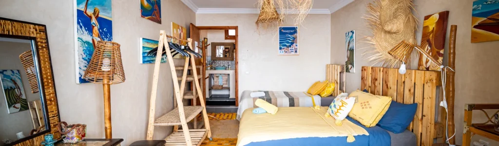 Chambres et espaces du surf camp Free Surf Maroc à Tamraght