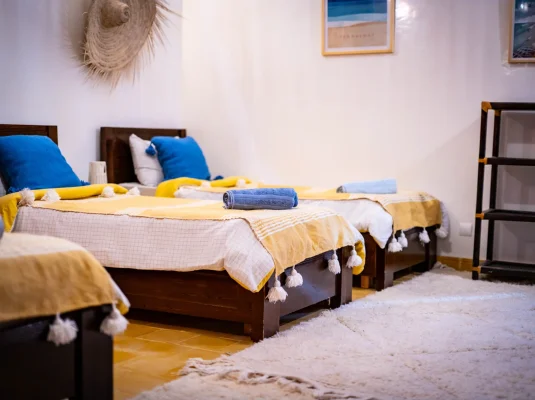 Chambres et espaces du surf camp Free Surf Maroc à Tamraght